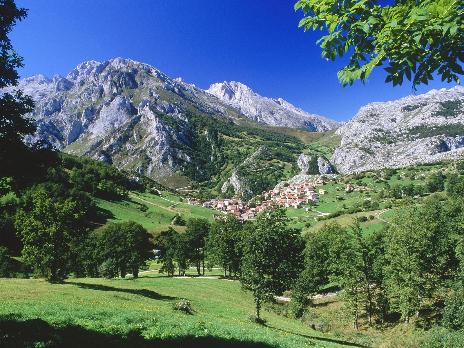 http://www.citypictures.org/data/media/228/Picos_de_Europa_National_Park_Asturias_Spain.jpg