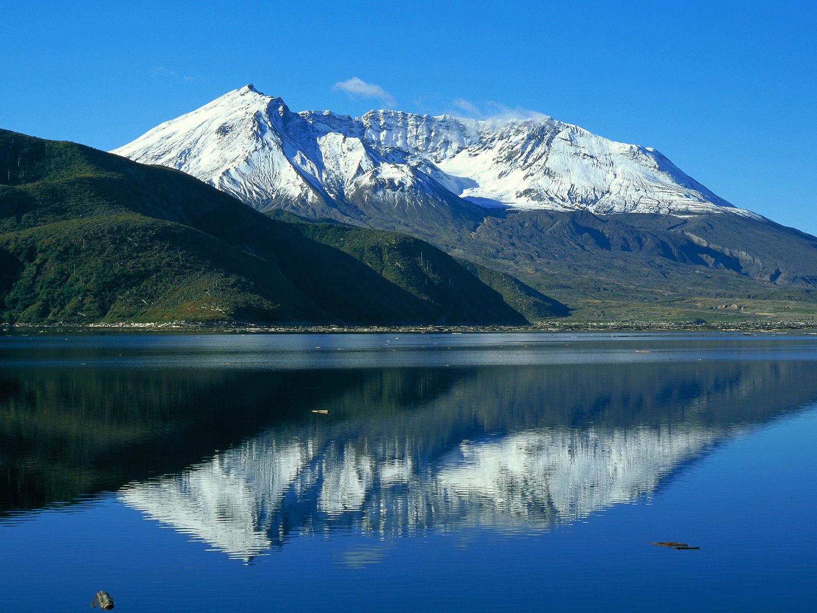 Mount_St._Helens_and_Spirit_Lake_Washington.jpg