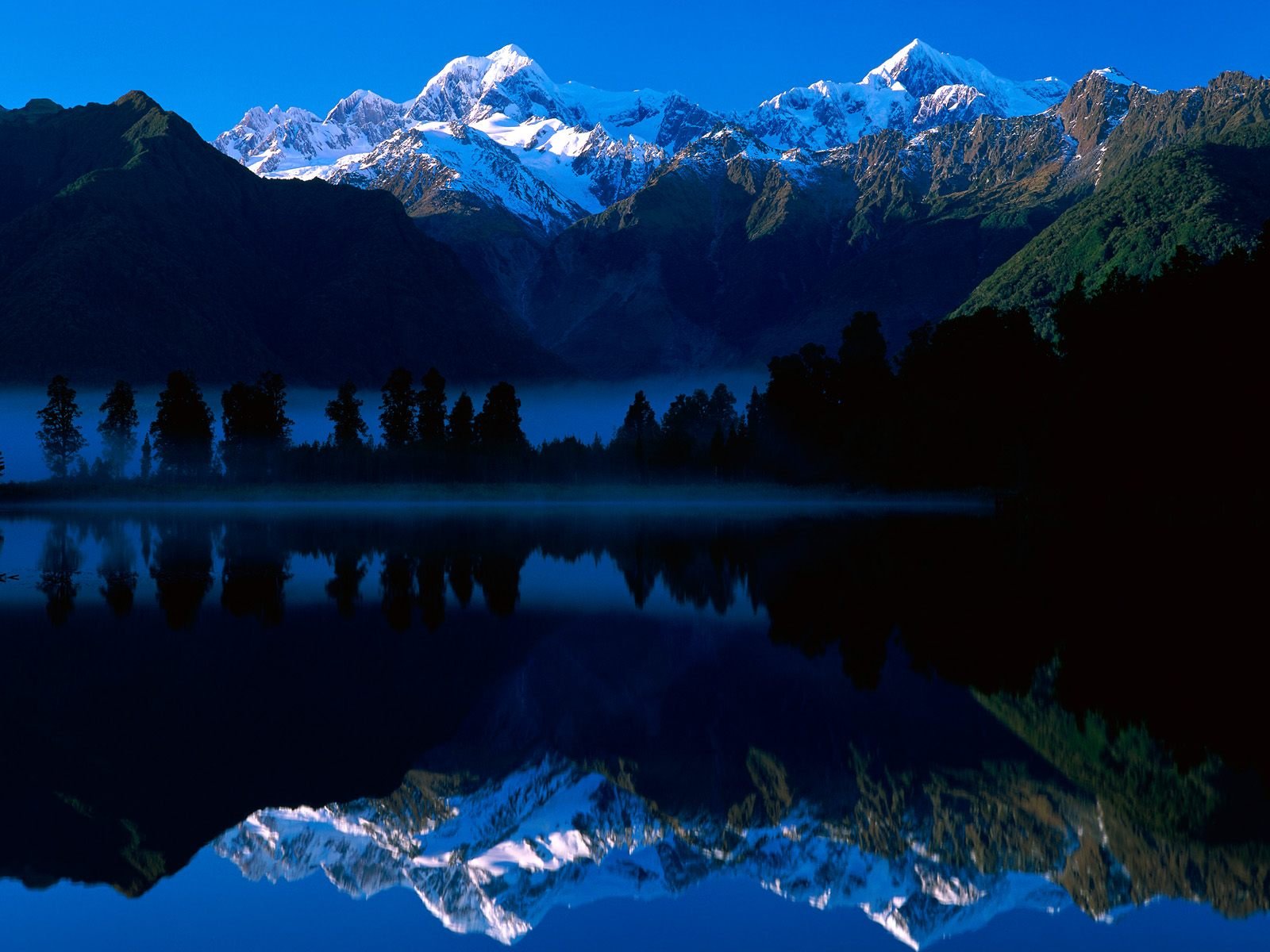  - Lake-Matheson-Reflects-Mount-Tasman-and-Mount-Cook_New-Zealand