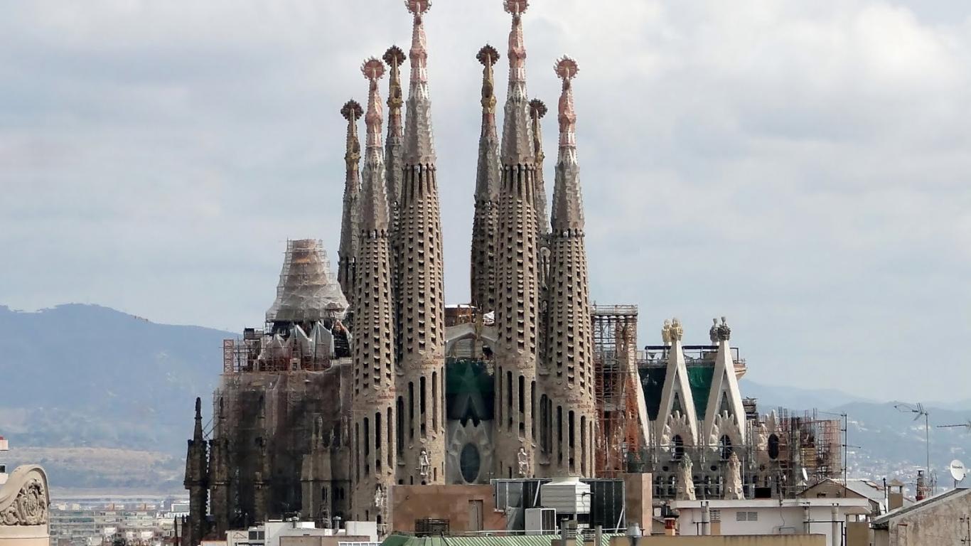 la-sagrada-familia-church-1366 x 768