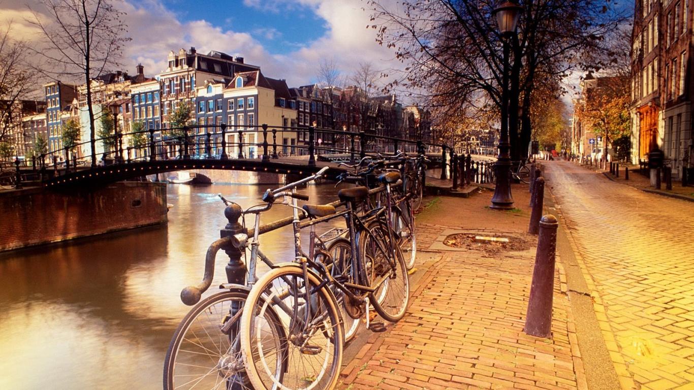 amsterdam canal 1366 x 768