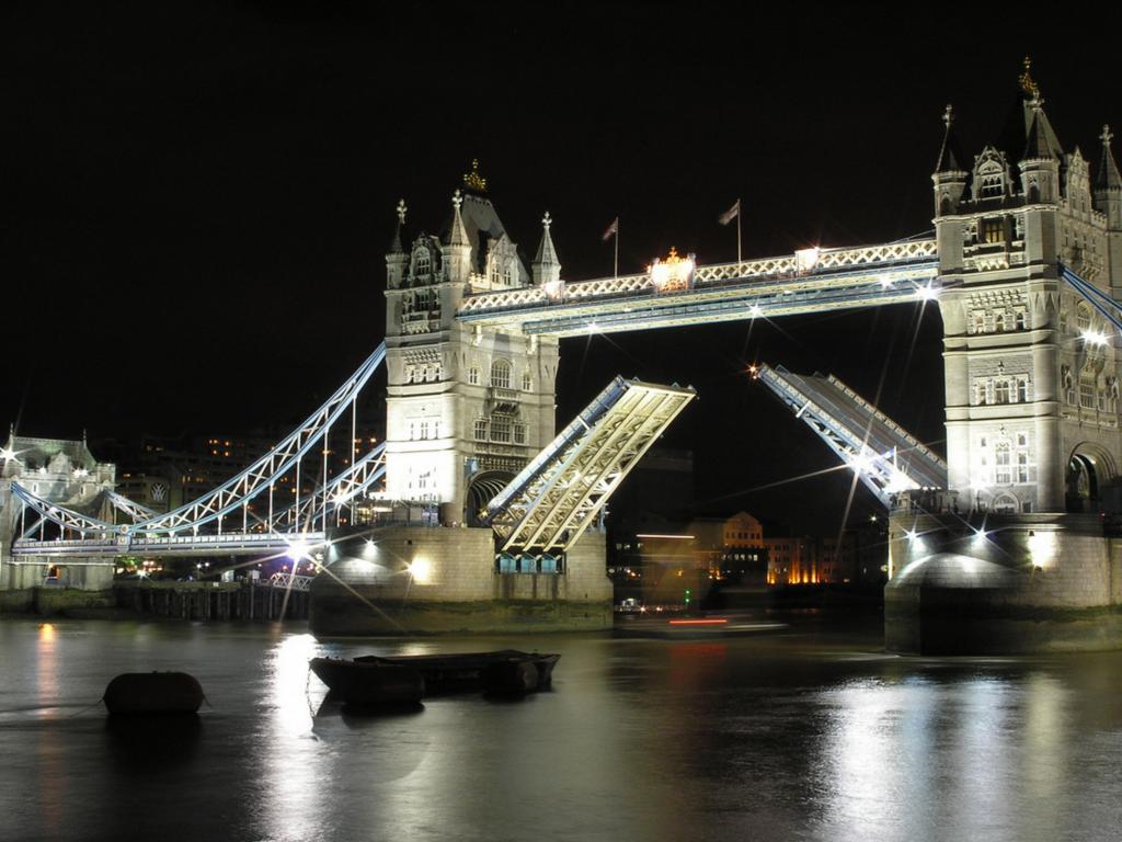 Tower-Bridge opening 1024 x 768