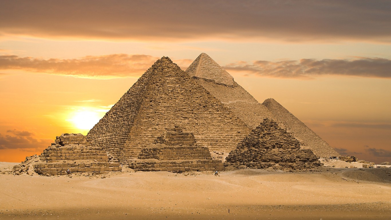Giza pyramids 1366 x 768