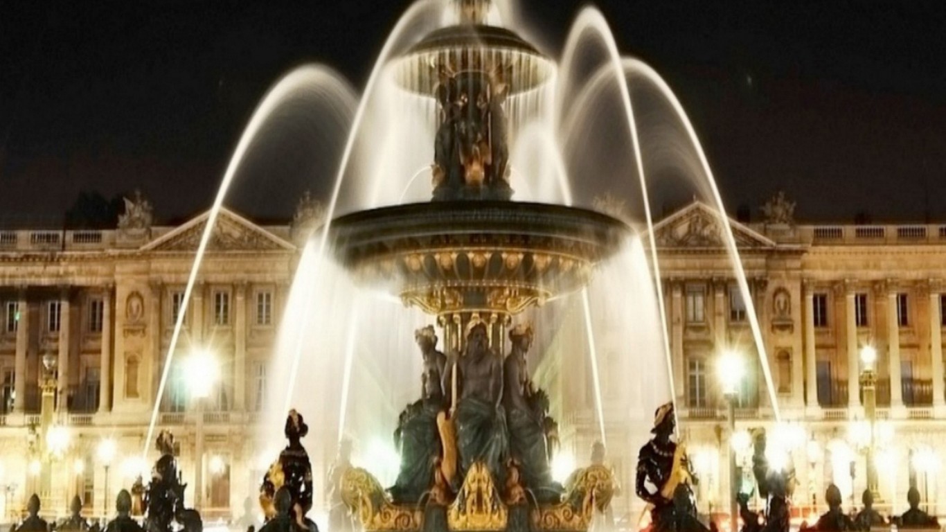 Place De La Concorde 1366 x 768