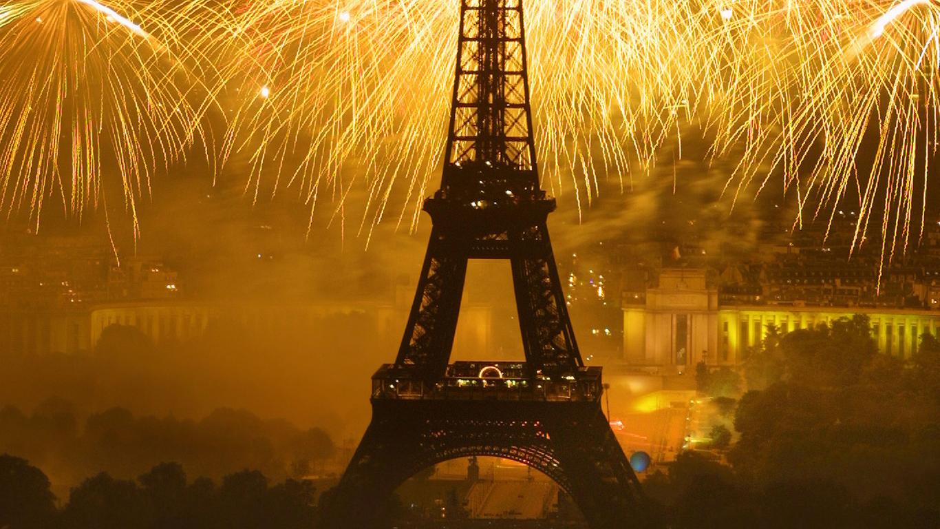 paris fireworks 1366 x 768