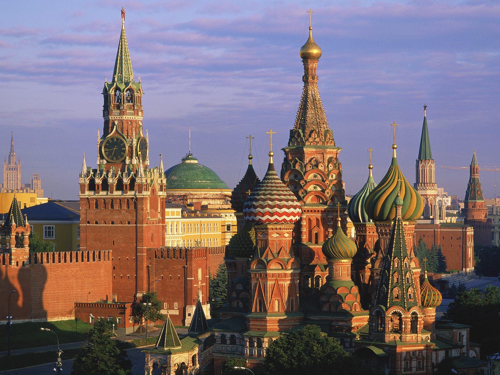 St._Basil's_Cathedral_and_Kremlin_Moscow_Russia.jpg