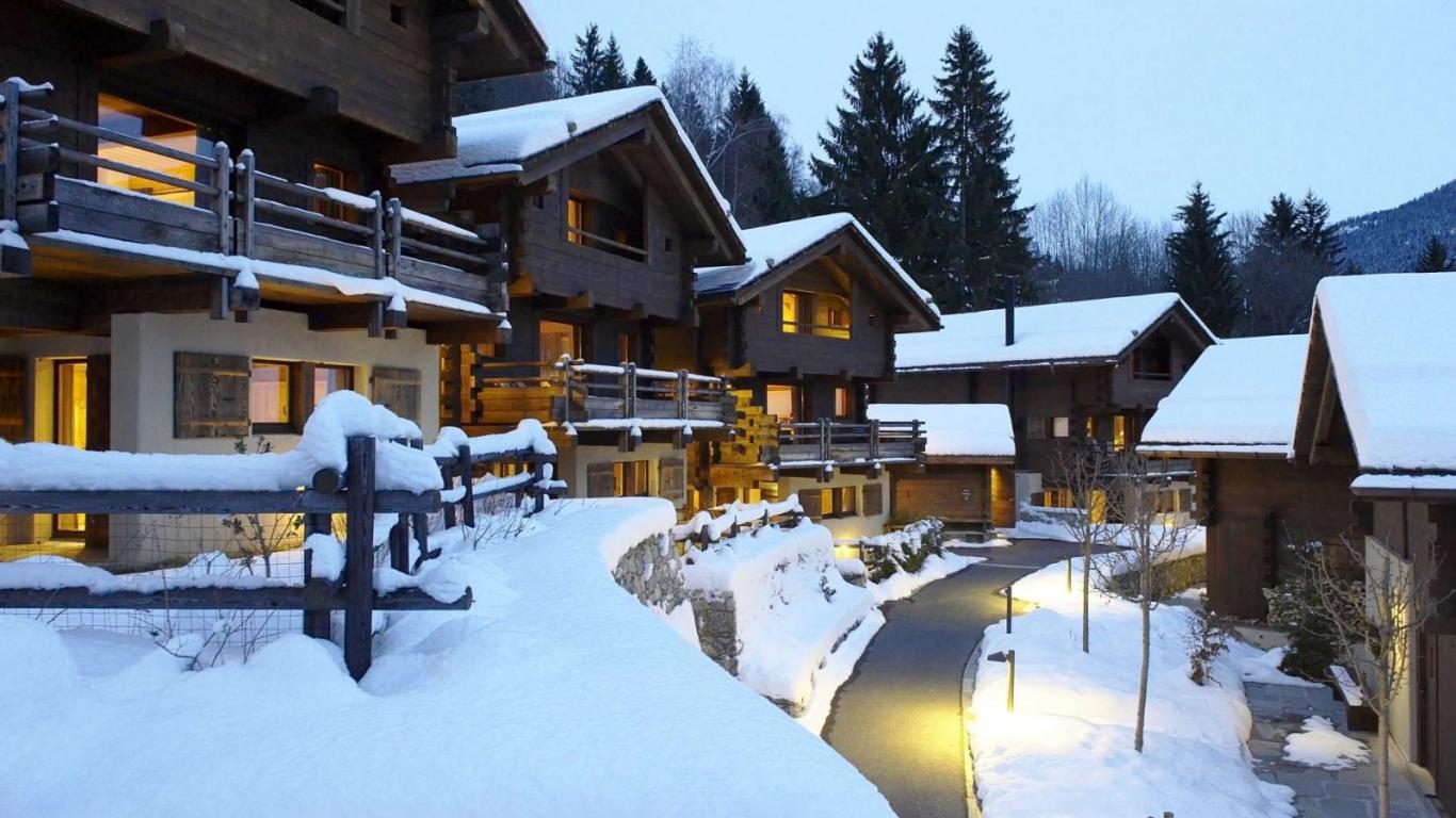 chamonix resort 1366 x 768